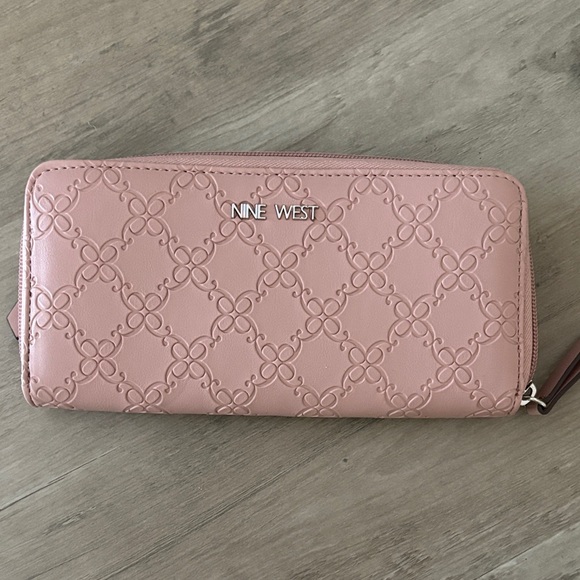 Nine West Blush Pink Embossed Wallet EUC - Picture 1 of 6